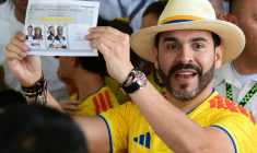 Abelardo de la Espriella, candidat du mouvement Defensores de la Patria à l'élection présidentielle, montre son bulletin de vote lors du second tour de l'élection à Barranquilla, le 21 juin 2026 en Colombie ( AFP / Jaime SALDARRIAGA )