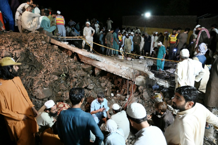 Des secouristes et des villageois pakistanais recherchent des survivants et des corps de victimes des pluies de mousson qui ont dévasté le village de Dolari, situé dans la province montagneuse et septentrionale de Khyber Pakhtunkhwa, le 18 août 2025 ( AFP / Aamir QURESHI )