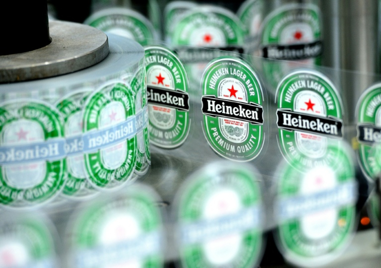 Heineken compte supprimer entre 5.000 et 6.000 emplois face à ce qu'il a qualifié de "conditions de marché difficiles" ( AFP / Philippe HUGUEN )