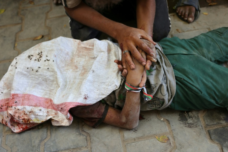 Un Palestinien veille un proche tué alors qu'il attendait de l'aide humanitaire dans le nord de la bande de Gaza, à l'hôpital Al-Chifa de Gaza-ville, le 5 août 2025 ( AFP / Omar AL-QATTAA )
