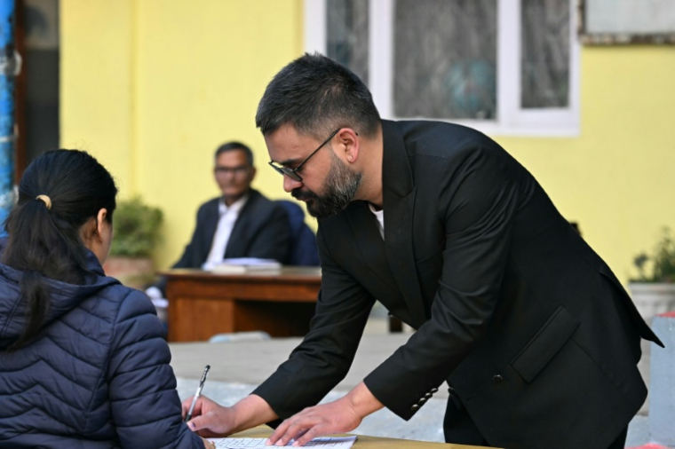 Balendra Shah, prétendant au poste de Premier ministre,  vote lors des élections législatives népalaises à Katmandou, le 5 mars 2026 ( AFP / TAUSEEF MUSTAFA )