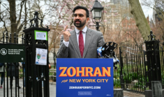 Le candidat de l'aile gauche du Parti démocrate, Zohran Mamdani, en compagne pour la mairie de New York, le 16 avril 2025 à New York ( AFP / ANGELA WEISS )