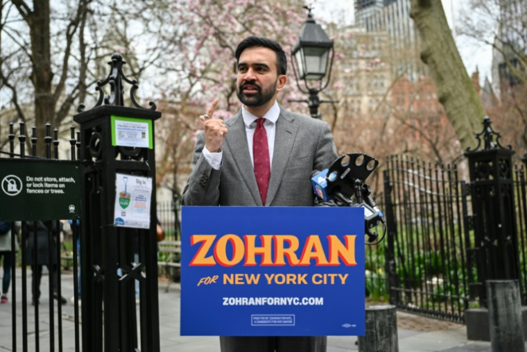 Le candidat de l'aile gauche du Parti démocrate, Zohran Mamdani, en compagne pour la mairie de New York, le 16 avril 2025 à New York ( AFP / ANGELA WEISS )