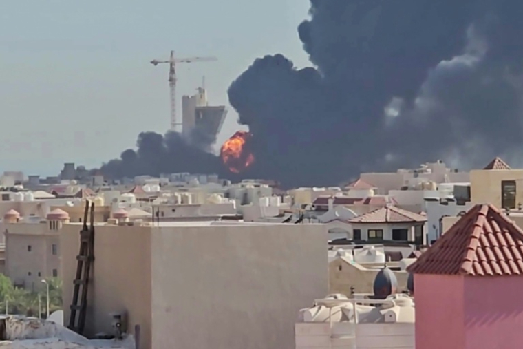 Capture d'une vidéo indépendante publiée sur les réseaux sociaux le 18 juillet 2026 montrant de la fumée et des flammes à Mangaf, au Koweït ( UGC / - )