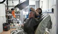 Li Xia, tétraplégique, est aidé par sa soeur Li Qian, chez eux, à Chongqing, en Chine, le 16 décembre 2025 ( AFP / Jade GAO )