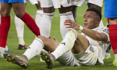 Kylian Mbappé se retrouve en sang et l'arbitre s'en fout