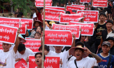 Des membres de l'ethnie Pradawng manifestent contre le projet d'extraire du plomb sur leurs terres lors d'un rassemblement à Pekon, dans l'Etat Shan, le 2 mai 2025 en Birmanie ( AFP / STR )