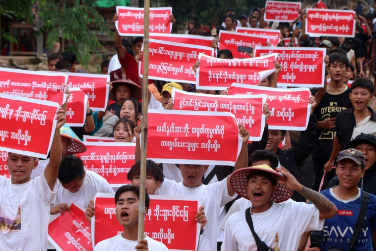 Des membres de l'ethnie Pradawng manifestent contre le projet d'extraire du plomb sur leurs terres lors d'un rassemblement à Pekon, dans l'Etat Shan, le 2 mai 2025 en Birmanie ( AFP / STR )