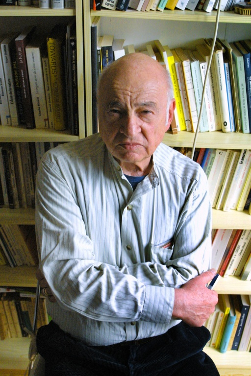Le sociologue Egdar Morin, le 11 septembre 2001 dans son bureau à Paris ( AFP / THOMAS COEX )