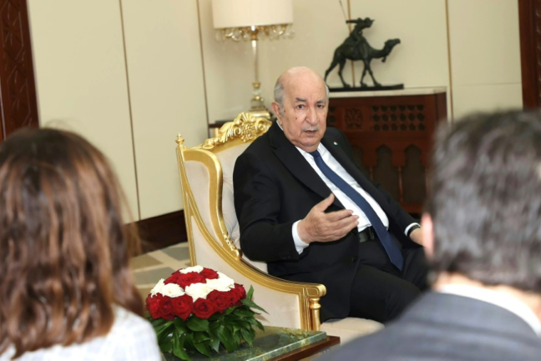Photo prise sur la page Facebook de la présidence algérienne montrant le président algérien, Abdelmadjid Tebboune s'adresser à l'ambassadeur de France en Algérie, Stéphane Romatet, à Alger, le 9 mai 2026 ( ALGERIAN PRESIDENCY FACEBOOK PAGE / - )