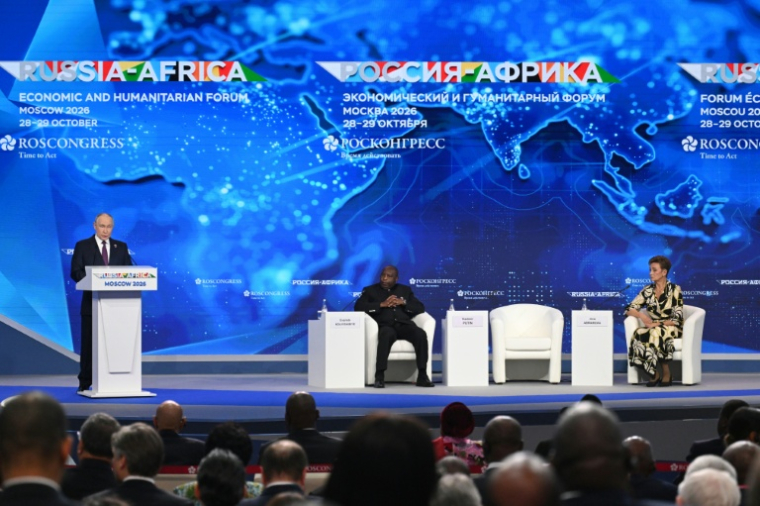 Le président russe Vladimir Poutine (g) lors du forum économique et humanitaire Russie-Afrique à Moscou, le 28 octobre 2026 ( POOL / Igor IVANKO )