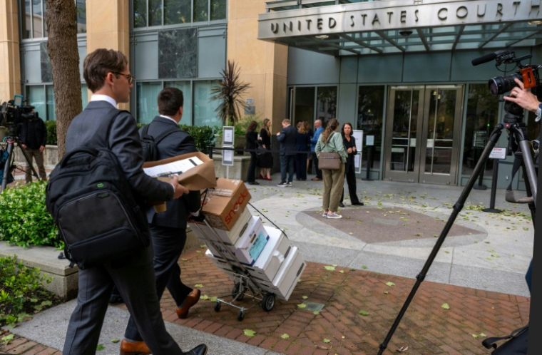 Des cartons de dossiers transportés au palais de justice des États-Unis à Oakland, où débute le procès Elon Musk contre Sam Altman, le 27 avril 2026 en Californie ( AFP / Karl Mondon )