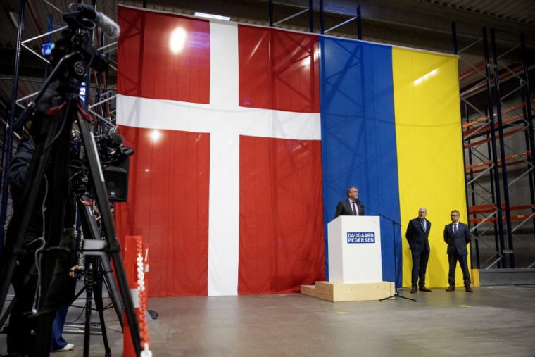 Morten Boedskov et Vyacheslav Bondarchuk à Vojens, au Danemark, le 1er décembre 2025. ( Ritzau Scanpix / BO AMSTRUP )