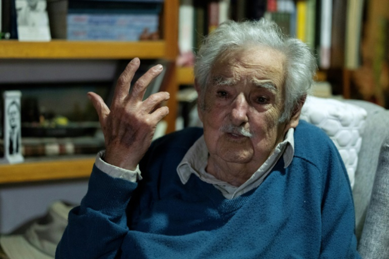 L'ancien président uruguayen José "Pepe" Mujica (2010-15) lors d'une interview avec l'AFP le 28 novembre 2024 à son domicile dans la banlieue de Montevideo ( AFP / Eitan ABRAMOVICH )