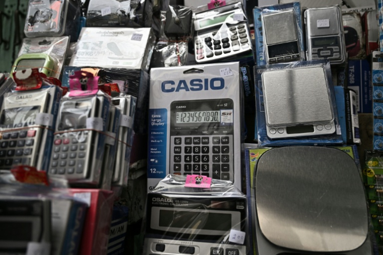 Des calculettes Casio en vente sur un marché de Bangkok, le 18 novembre 2025 ( AFP / Lillian SUWANRUMPHA )