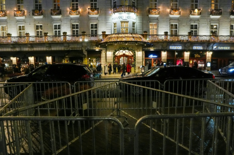 Des barrières de sécurité devant le Grand Hotel à Oslo, quelques jours avant la cérémonie de remise du prix Nobel de la paix ( NTB / Lise Åserud )