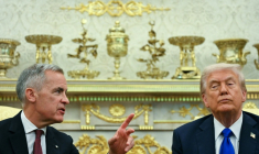 Le président américain Donald Trump (d) et le Premier ministre canadien Mark Carney dans le Bureau ovale de la Maison Blanche, le 7 octobre 2025 à Washington ( AFP / Jim WATSON )