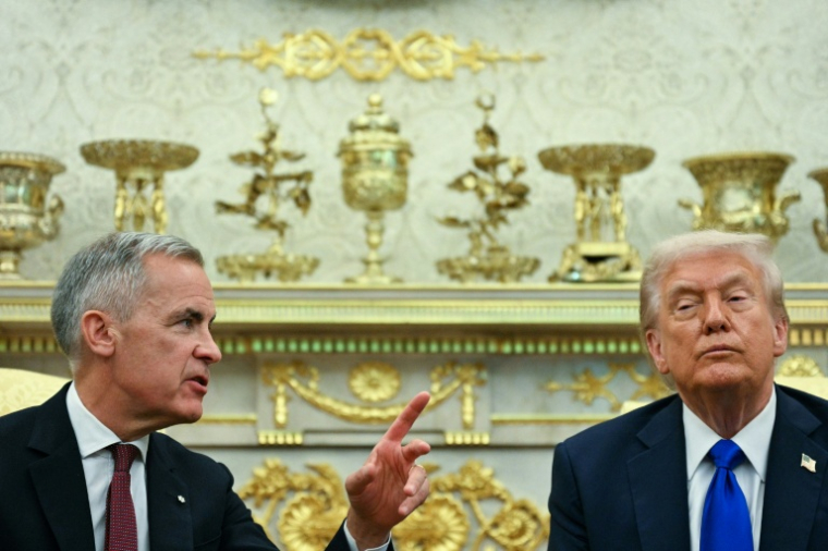 Le président américain Donald Trump (d) et le Premier ministre canadien Mark Carney dans le Bureau ovale de la Maison Blanche, le 7 octobre 2025 à Washington ( AFP / Jim WATSON )