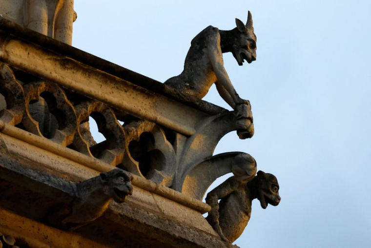 Vue des gargouilles ornant la Cathédrale Notre-Dame de Paris, cinq ans et demi après qu'un incendie a ravagé le chef-d'œuvre gothique, à la veille des cérémonies de réouverture à Paris