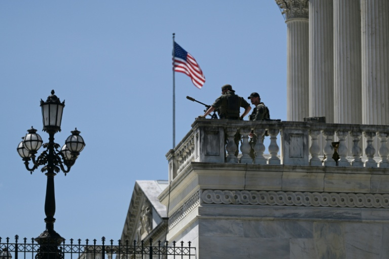 Des agents de sécurité montent la garde devant le Capitole, à Washington, le 30 juillet 2026 ( AFP / Oliver Contreras )