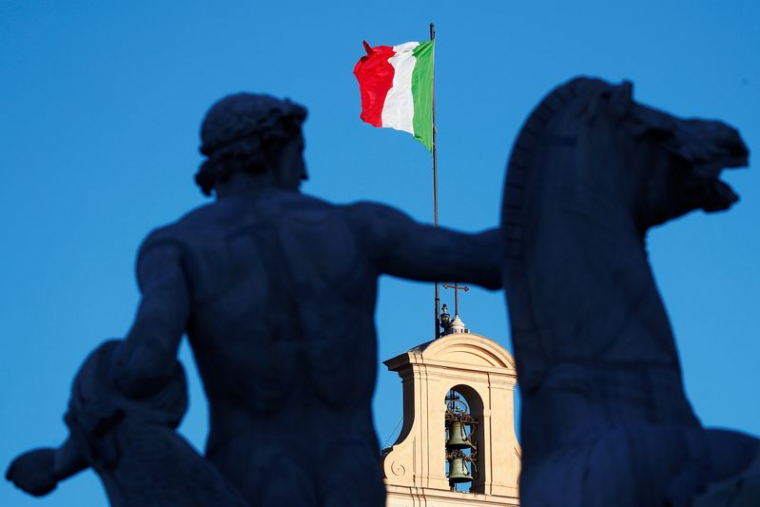 Photo du drapeau italien qui flotte sur le palais du Quirinale