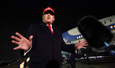 Le président américain Donald Trump débarque d'Air Force One à son arrivée à la base conjointe d'Andrews, dans le Maryland