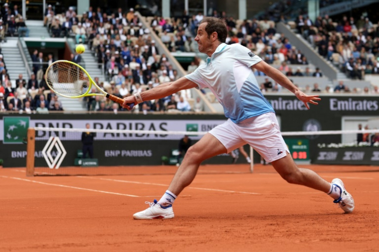 Richard Gasquet face à Terence Atmane lors du premier tour de Roland-Garros, le 26 mai 2025 sur le court Philippe-Chatrier ( AFP / Dimitar DILKOFF )
