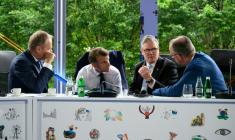 De gauche à droite, le Premier ministre polonais Donald Tusk, Emmanuel Macron, Keir Starmer et le chancelier allemand Friedrich Merz, à Tirana le 16 mai 2025 ( POOL / Leon Neal )
