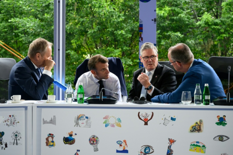 De gauche à droite, le Premier ministre polonais Donald Tusk, Emmanuel Macron, Keir Starmer et le chancelier allemand Friedrich Merz, à Tirana le 16 mai 2025 ( POOL / Leon Neal )
