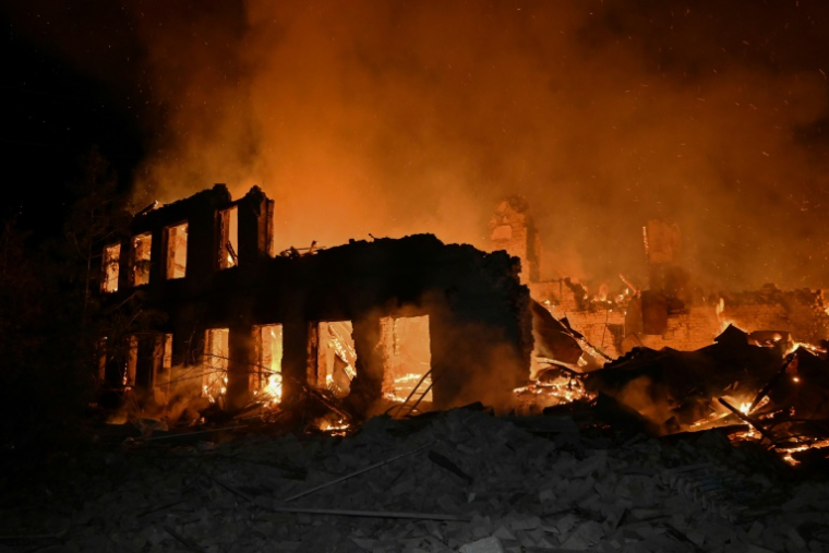 Après des frappes russes à Chuguiv, en Ukraine, le 7 novembre 2025 ( AFP / SERGEY BOBOK )