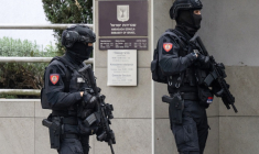 Des forces de l’ordre serbes montent la garde devant l’entrée de l’ambassade d’Israël à Belgrade le 28 octobre 2026 ( AFP / Andrej ISAKOVIC )