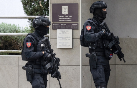 Des forces de l’ordre serbes montent la garde devant l’entrée de l’ambassade d’Israël à Belgrade le 28 octobre 2026 ( AFP / Andrej ISAKOVIC )