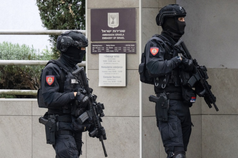 Des forces de l’ordre serbes montent la garde devant l’entrée de l’ambassade d’Israël à Belgrade le 28 octobre 2026 ( AFP / Andrej ISAKOVIC )