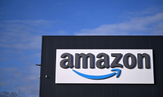 Amazon a annoncé mardi le retrait de sa plateforme de vente d'un livre de "dark romance" mis en cause pour apologie de la pédophilie et de la pédocriminalité, qui a également fait l'objet d'un signalement à la justice ( AFP / Ina FASSBENDER )