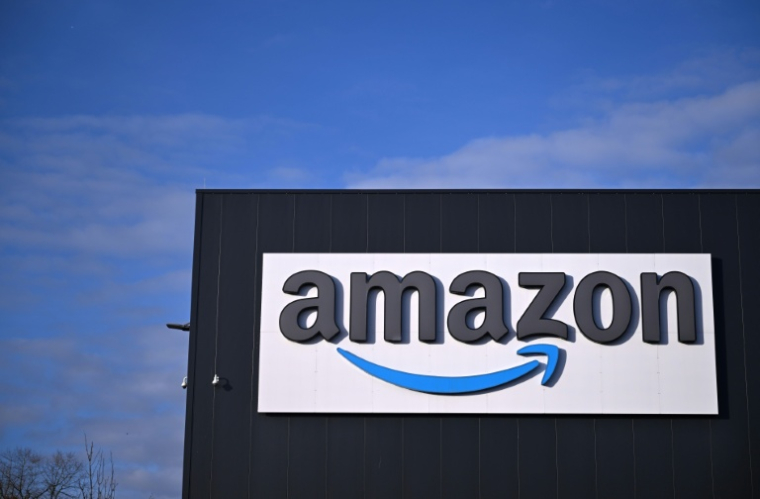 Amazon a annoncé mardi le retrait de sa plateforme de vente d'un livre de "dark romance" mis en cause pour apologie de la pédophilie et de la pédocriminalité, qui a également fait l'objet d'un signalement à la justice ( AFP / Ina FASSBENDER )