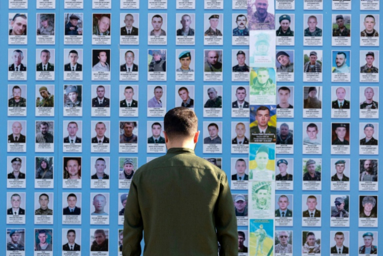 Photo diffusée par le service de presse de la présidence ukrainienne, le 15 juillet 2025, du président Volodymyr Zelensky honorant à Kiev les soldats ukrainiens morts pour défendre leur pays ( Servuce de presse de la présidence ukrainienne / Handout )