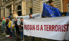Des manifestants protestent avec des banderoles "la Russie est un terroriste" devant le tribunal où est jugé un ancien officien ukrainien à Hambourg (nord de l'Allemagne), le 14 octobre 2026 ( AFP / Gregor Fischer )