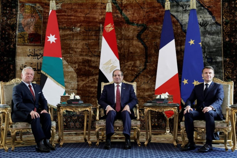 Le roi Abdallah II de Jordanie (gauche), le président égyptien Abdel Fattah al-Sissi (centre) et le président français Emmanuel Macron, le 7 avril au palais présidentiel du Caire ( POOL / Benoit Tessier )