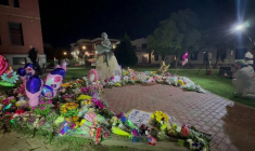Des fans rendent hommage à Dolly Parton devant sa statue à Sevierville, dans le Tennessee