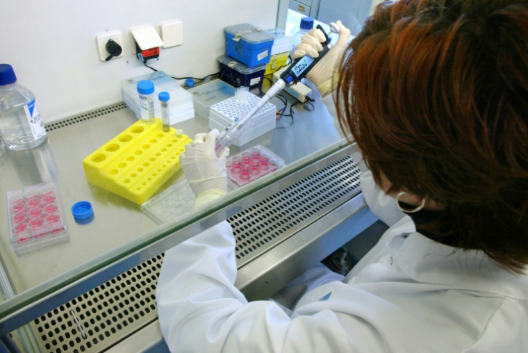 Pour les millions de personnes atteintes d'une maladie rare et attendant l'arrivée d'un traitement, le tableau est contrasté. La recherche bat son plein, mais de plus en plus de projets n'aboutissent pas, faute de financement ( AFP / PASCAL PAVANI )