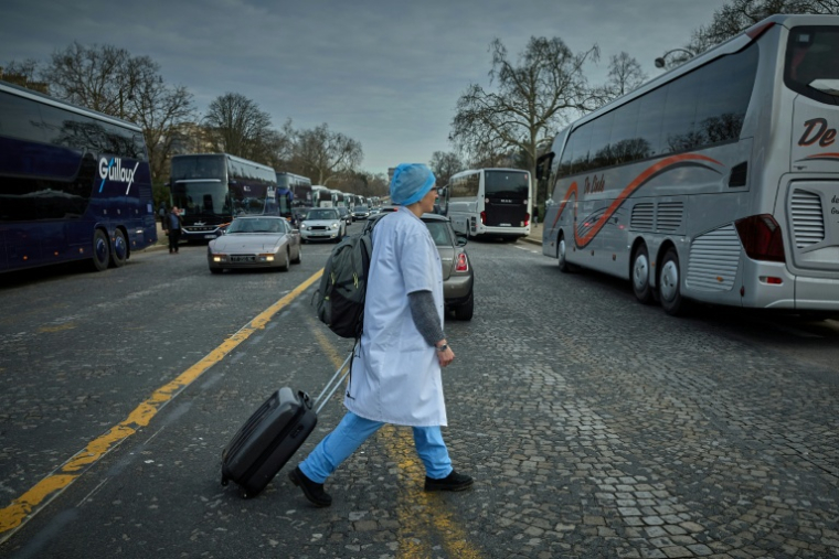 Des médecins libéraux partent de Paris pour un exil symbolique de trois jours à Bruxelles afin de protester contre la politique de santé du gouvernement, le 11 janvier 2026 ( AFP / Kiran RIDLEY )