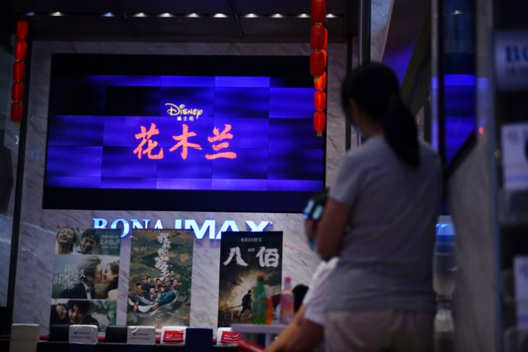 La bande-annonce du film de Disney "Mulan" dans un cinéma à Pékin, le 9 septembre 2020 ( AFP / GREG BAKER )