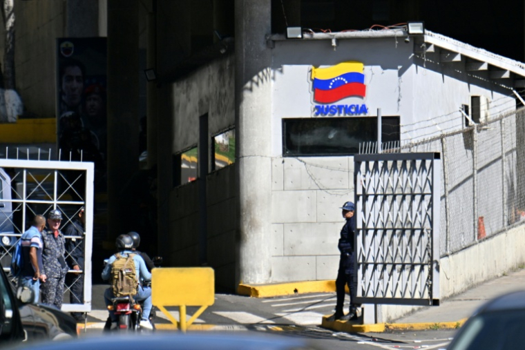 L'entrée de l'Hélicoïde, un bâtiment de bureaux et prison utilisé par les services de renseignement du Venezuela, à Caracas, le 9 janvier 2026 ( AFP / Juan BARRETO )