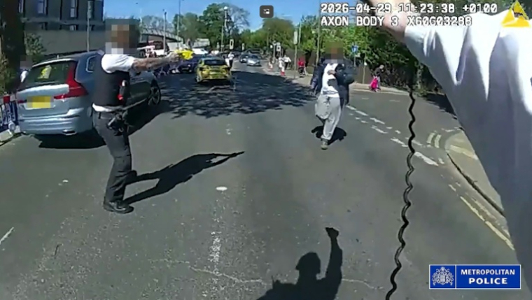 Cette capture d'écran, tirée d'une vidéo diffusée tard dans la soirée du 29 avril 2026, montre des images de caméra-piéton sur lesquelles la police braque ses tasers sur un homme (C) tenant un couteau dans la rue avant de l'arrêter dans le quartier de Golders Green, au nord de Londres ( Metropolitan Police / Handout )
