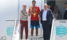 Rodri surprend les passagers d'un vol low cost