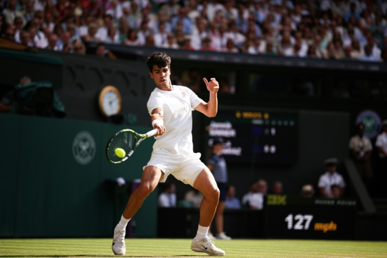 Le N.2 mondial Carlos Alcaraz en finale de Wimbledon contre le N.1 Jannik Sinner le 13 juillet 2025 à Londres ( AFP / HENRY NICHOLLS )