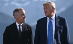 Mark Carney et Donald Trump à Kananaskis, au Canada, le 23 octobre 2025. ( AFP / BRENDAN SMIALOWSKI )
