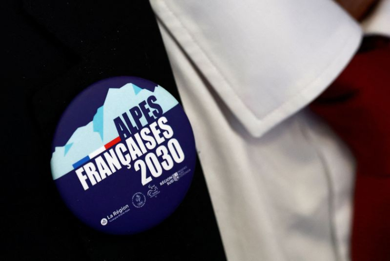 Un badge avec le logo "Alpes françaises 2030"