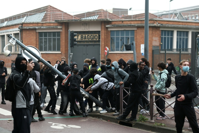 Des élèves démontent un panneau de signalisation et une caméra de surveillance lors d'une action de blocage du lycée Cesar Baggio à Lille, le 29 septembre 2026 ( AFP / Sameer AL-DOUMY )