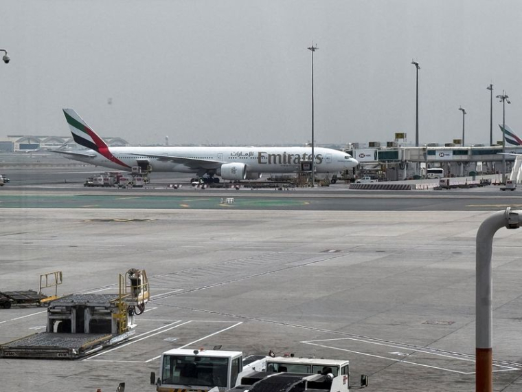 Un avion d'Emirates à l'aéroport international de Dubaï, dans le cadre du conflit israélo-américain avec l'Iran, à Dubaï